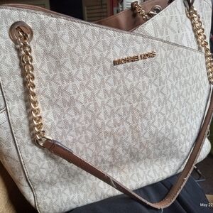 Michael Kors jet set bag